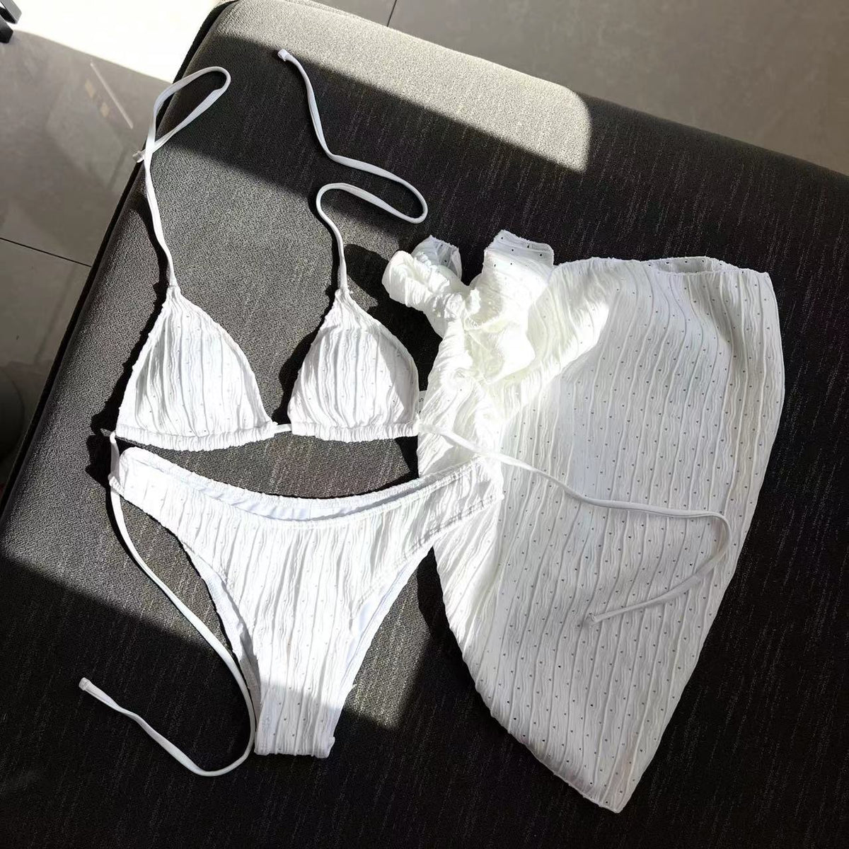 2025 Nuevo traje de baño europeo y americano de tres piezas sin espalda con correa de cordón Bikini Bikini Traje de baño de tres piezas