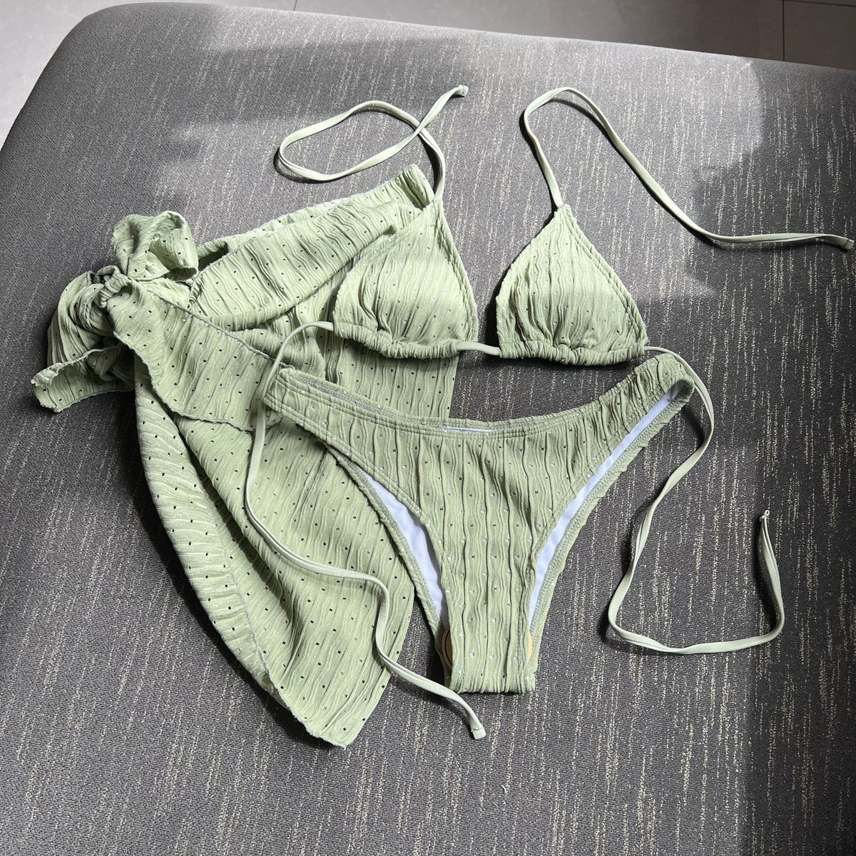 2025 Nuevo traje de baño europeo y americano de tres piezas sin espalda con correa de cordón Bikini Bikini Traje de baño de tres piezas