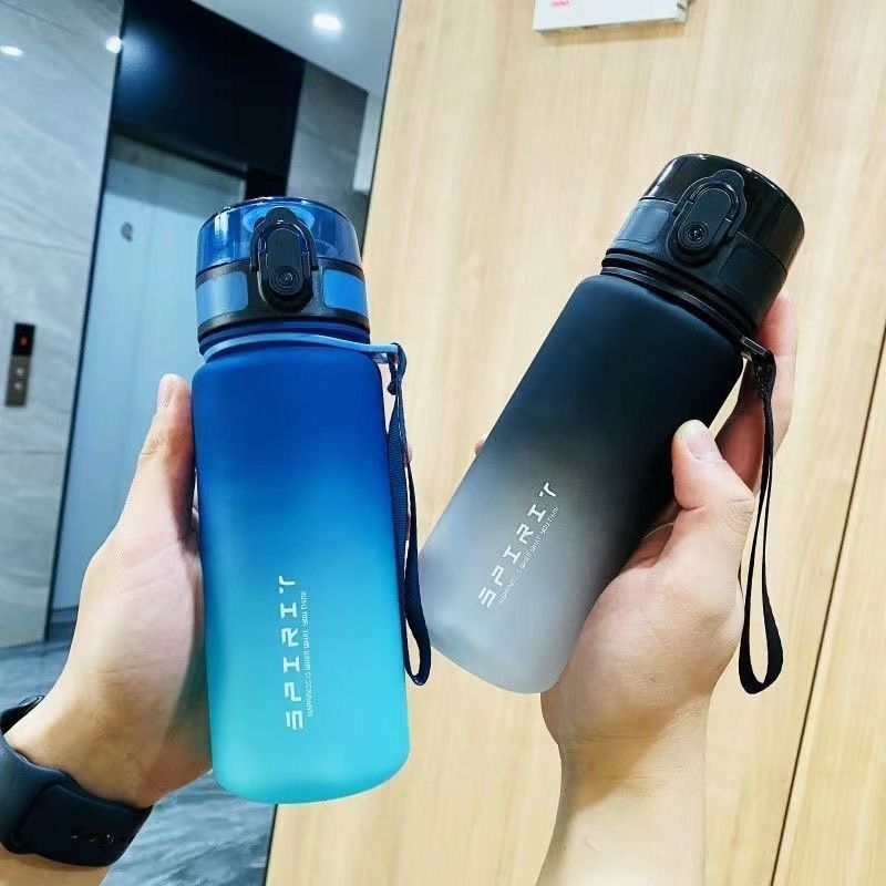 Botella de agua deportiva para niños 2025 Nuevo verano portátil resistente a altas temperaturas olla de fitness para estudiantes taza de agua de gran capacidad al aire libre