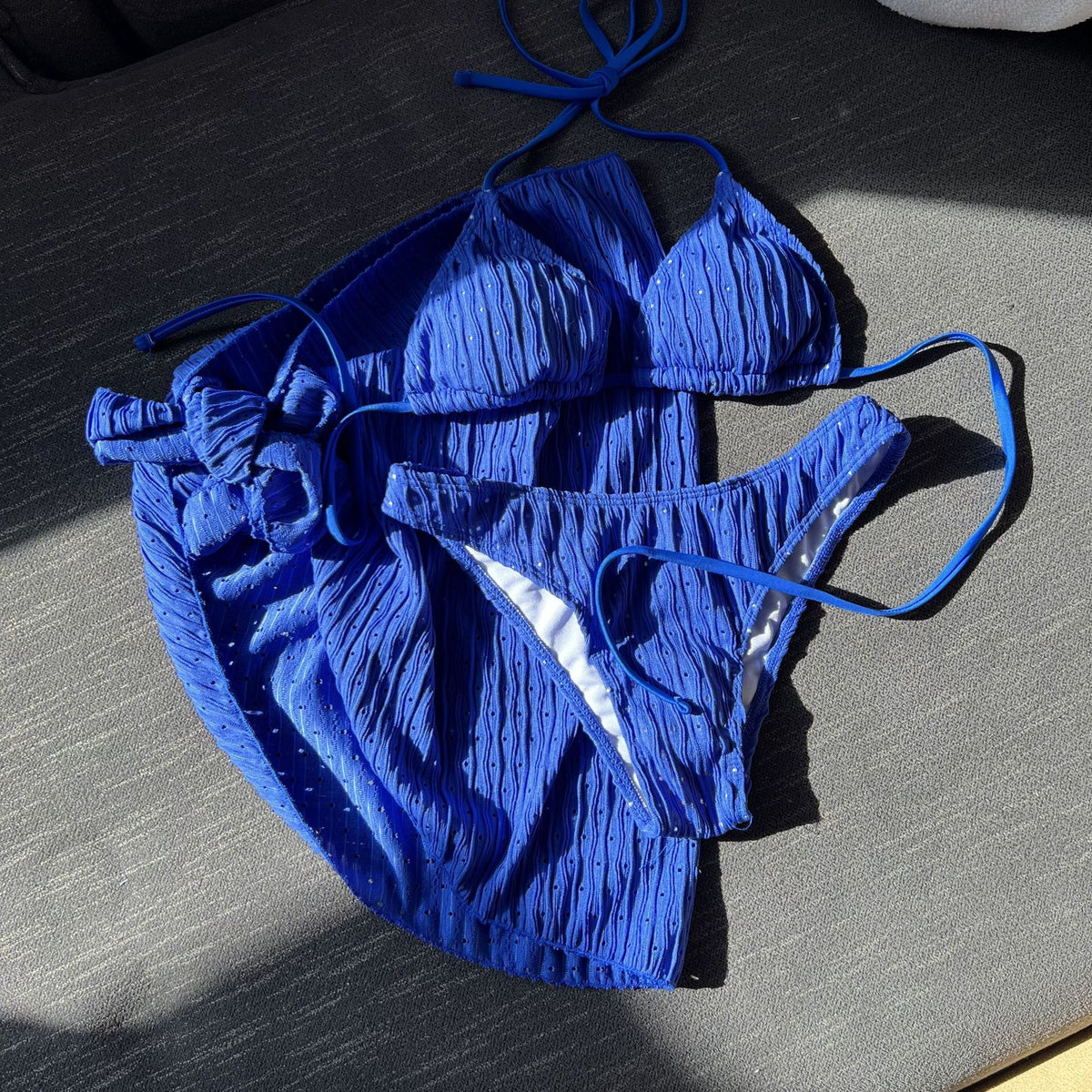 2025 Nuevo traje de baño europeo y americano de tres piezas sin espalda con correa de cordón Bikini Bikini Traje de baño de tres piezas
